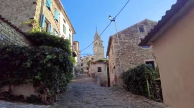 Hırvatistan 'ın Motovun kentinin tarihi merkezinde yaz aylarında yapılan yürüyüşün el kameralı videosu