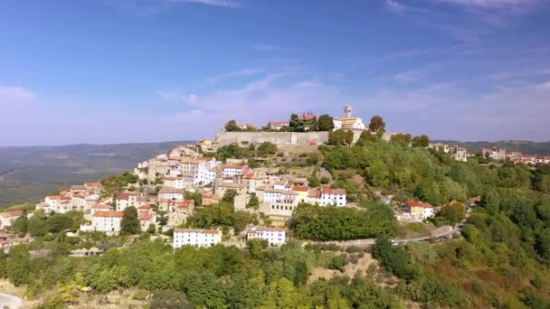 Drone Wideo Historycznego Chorwackiego Miasta Motovun Nakręcony Ciągu Dnia Lecie — Wideo stockowe