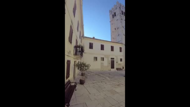 夏の日中にクロアチアのモトヴォンの町の歴史的な中心部を歩くの手で開催されたビデオ — ストック動画