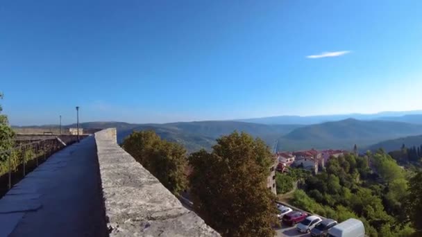 Video Van Een Wandeling Historische Stadsmuren Van Kroatische Stad Motovun — Stockvideo