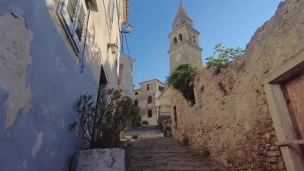 夏の日中にクロアチアのモトヴォンの町の歴史的な中心部を歩くの手で開催されたビデオ — ストック動画
