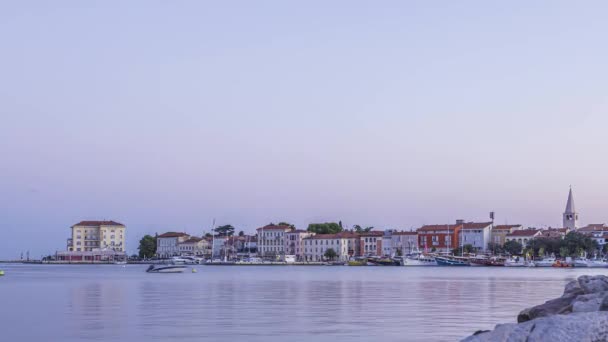 Időszakos Videó Nyári Napfelkeltéről Porec Horvát Tengerparti Városának Kikötője Felett — Stock videók