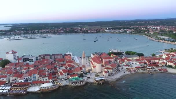 Vuelo Avión Tripulado Largo Del Paseo Marítimo Ciudad Costera Croata — Vídeo de stock