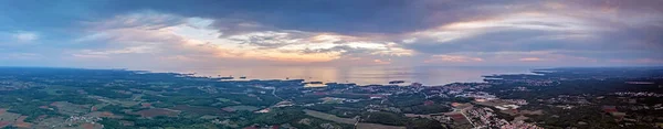 Panorama de drones sobre a costa austríaca do Adriático perto de Porec tirado de alta altitude ao pôr do sol — Fotografia de Stock