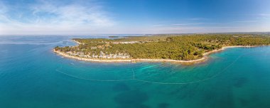 İstrian Adriyatik kıyısında gündüz vakti Saladinka körfezi ile birlikte İHA panoraması