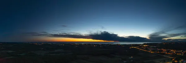 Drohnenpanorama über der istrischen Adriaküste bei Porec aus großer Höhe bei Sonnenuntergang — Stockfoto