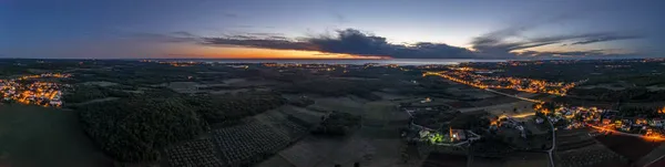 Panorama de drones sobre la costa adriática de Istria cerca de Porec tomada desde gran altitud al atardecer —  Fotos de Stock