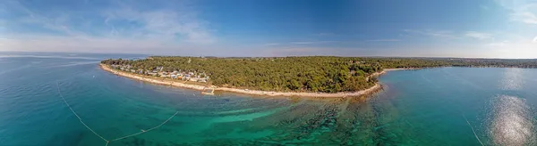 Panorama drona nad istryjskim wybrzeżem Adriatyku w pobliżu Porec z zatoką Saladinka w ciągu dnia — Zdjęcie stockowe