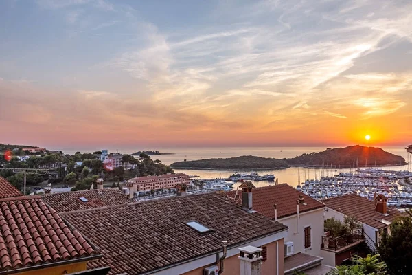 Panorama sobre o porto da cidade costeira croata Vrsar retirado da cidade velha durante o pôr do sol — Fotografia de Stock