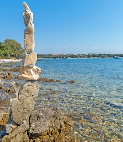 Gündüz vakti Porec yakınlarındaki Hırvat Adriyatik kıyısında bir cairn resmi — Stok fotoğraf