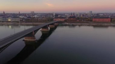 Sonbaharda gündoğumunda sabah Theodor Heuss Köprüsü ile Ren ve Mainz rıhtımında İHA videosu