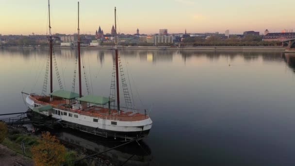 Video Drone Atas Rhine Dan Mainz Waterfront Dengan Kapal Berlayar — Stok Video