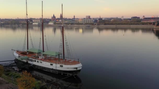 Drone Vídeo Sobre Reno Mainz Beira Mar Com Veleiro Manhã — Vídeo de Stock