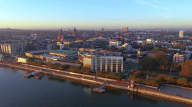 Sonbaharda gündoğumunda sabah Theodor Heuss Köprüsü ile Ren ve Mainz rıhtımında İHA videosu