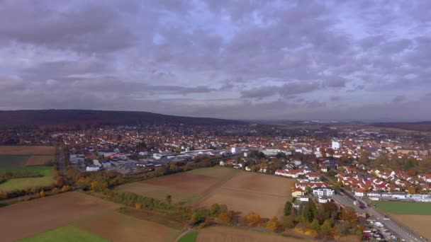 Drónvideó Egy Közép Hesseni Város Butzbach Röpcédulájáról Ősszel Nap Folyamán — Stock videók