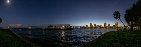 Panoramic image of St. Petersburg harbor in Florida in the evening — стокове фото