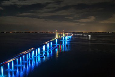 Tampa Körfezi üzerindeki Sunshine Skyway Köprüsü 'nün insansız hava aracı panoraması.