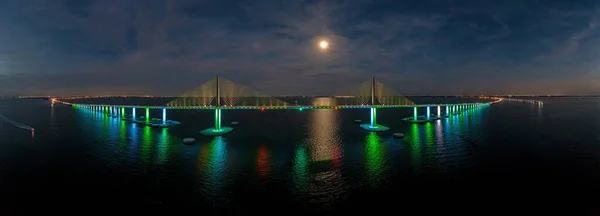 Tampa Körfezi üzerindeki Sunshine Skyway Köprüsü 'nün insansız hava aracı panoraması.