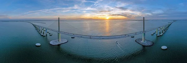 Günbatımında Tampa Körfezi üzerindeki Sunshine Skyway Köprüsü 'nün insansız hava aracı panoraması.