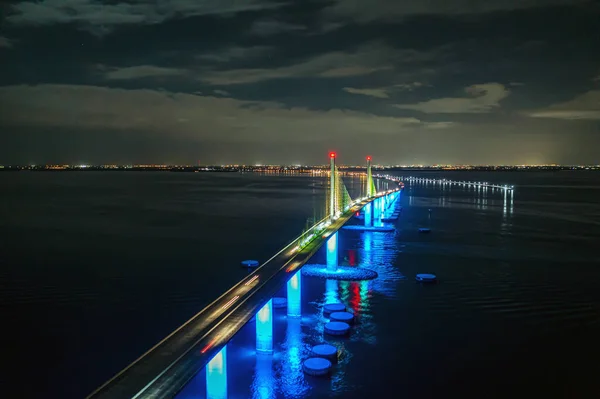 Tampa Körfezi üzerindeki Sunshine Skyway Köprüsü 'nün insansız hava aracı panoraması.