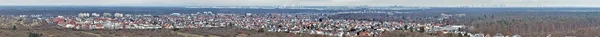 Drone panorama nad Walldorfem v Hesensku s Frankfurtem panorama a Frankfurt letiště — Stock fotografie