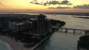 Miami Plajı 'nın insansız hava aracı videosu ve kışın gün batımında gökyüzü.
