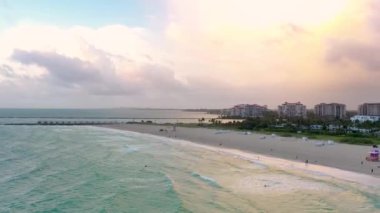 Miami Plajı ve ufuk çizgisinin sabah güneşinde çekilmiş İHA videosu.