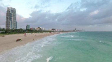 Miami Plajı ve ufuk çizgisinin sabah güneşinde çekilmiş İHA videosu.