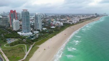Miami Plajı ve ufuk çizgisinin sabah güneşinde çekilmiş İHA videosu.