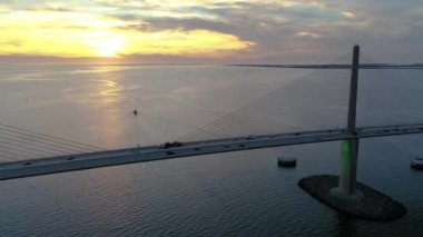 Gün batımında Florida 'daki Sunshine Skayway Köprüsü' nün akmakta olan trafik ışıklarıyla çekilmiş görüntüleri.