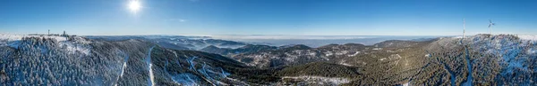 Drone panorama sulla valle del Reno vicino alla città tedesca Baden Baden preso da Mummelsee nella Foresta Nera — Foto Stock