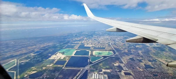 Pohled Letadla Přiblížení Miami Během Dne Dobrým Počasím Lehkými Mraky — Stock fotografie