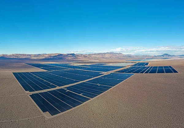 Panorama de drones sobre una planta de energía solar en el desierto de Nevada durante el día en invierno —  Fotos de Stock