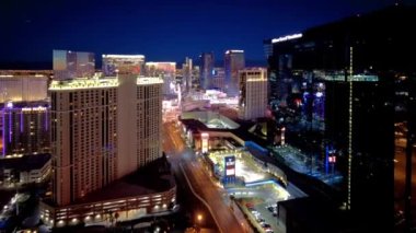 Las Vegas 'ın hızlandırılmış videosu kış gündoğumu sırasında gökyüzü aydınlandı