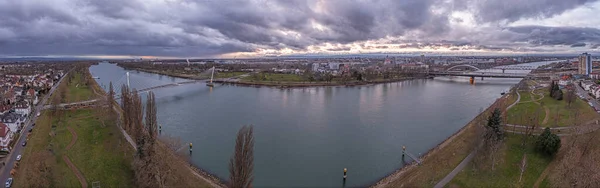 Drone panoramico sul Reno e la città francese di Strasburgo durante il giorno con cielo nuvoloso — Foto Stock