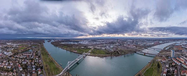 Drone πανόραμα πάνω από το Rhain και η γαλλική πόλη του Στρασβούργου κατά τη διάρκεια της ημέρας με συννεφιασμένο ουρανό — Φωτογραφία Αρχείου