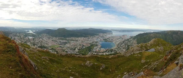 Panoramiczny widok na norweskie miasto Bergen pochodzi z góry Ulriken w ciągu dnia — Zdjęcie stockowe