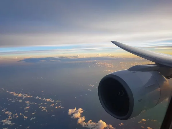 Pohled z okna letadla na obloze za večerního světla s letadlovým motorem — Stock fotografie