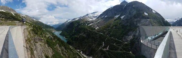 Blick von der Aussichtsplattform der Talsperre Koelnbrein in Österreich am Tag — Stockfoto