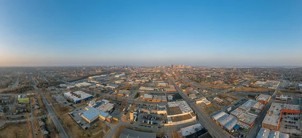 Kansas 'ın İHA panoraması güneş doğarken gökyüzüne yükseliyor — Stok fotoğraf