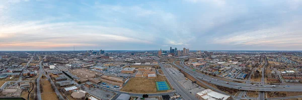 Drohnenpanorama der Skyline von Kansas City bei Sonnenaufgang — Stockfoto