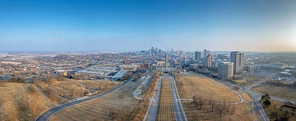 2. Dünya Savaşı anıtının insansız hava aracı panoraması. Gün doğumunda Kansas City silueti yükseliyor. — Stok fotoğraf