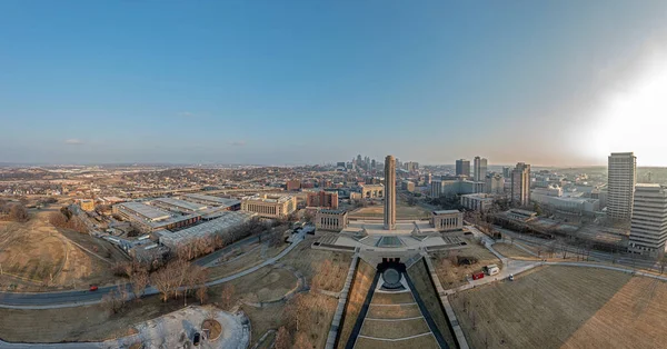 2. Dünya Savaşı anıtının insansız hava aracı panoraması. Gün doğumunda Kansas City silueti yükseliyor. — Stok fotoğraf