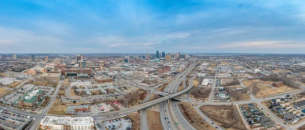 Kansas City 'nin insansız hava aracı fotoğrafı gün doğumunda gökyüzünde beliriyor — Stok fotoğraf