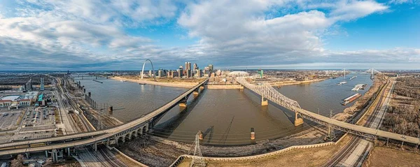 Drone panorama over St. Louis skyline and Mississippi River with Gateway Arch in Day — стокове фото