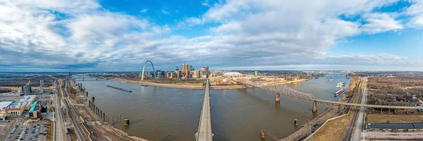 Gündüz vakti St. Louis silueti ve Mississippi Nehri üzerinde geçit kemeri olan insansız hava aracı panoraması. — Stok fotoğraf