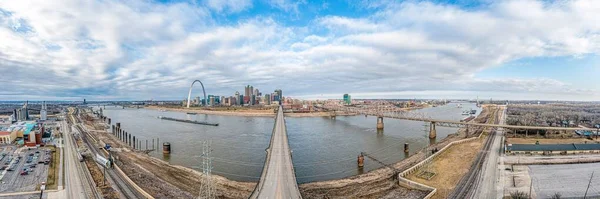 Drone panorama over St. Louis skyline and Mississippi River with Gateway Arch during daytime — Stock Photo, Image