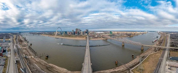 圣路易斯天际线和密西西比河上的无人机全景，白天有拱门 — 图库照片