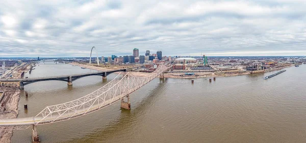 Drohnenpanorama über die Skyline von St. Louis und den Mississippi mit Gateway Arch bei Tag — Stockfoto