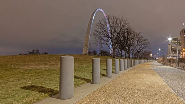 Blick vom Gateway Park auf den Gateway Arch in St. Louis bei Nacht — Stockfoto